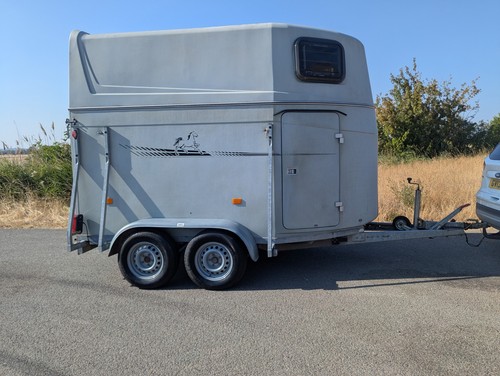 Double horse trailer